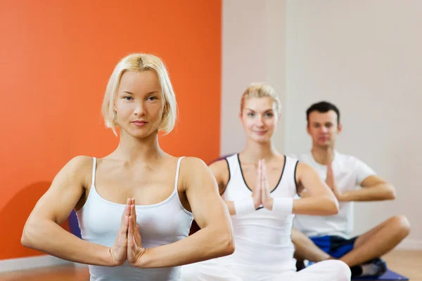 Gruppen gör yoga övning — Stockfoto