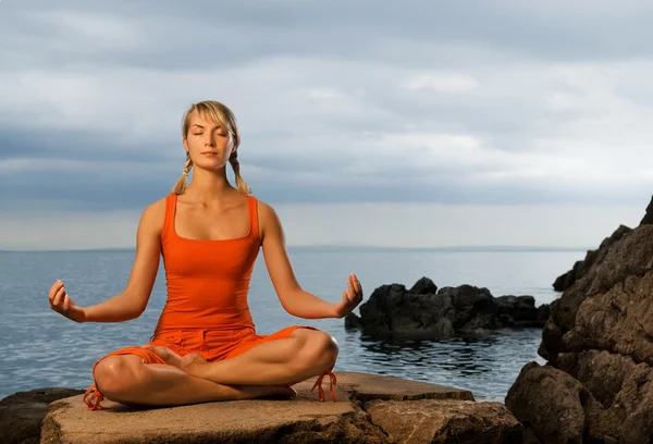 Yoga egzersiz yaparak güzel kadın — Stok fotoğraf