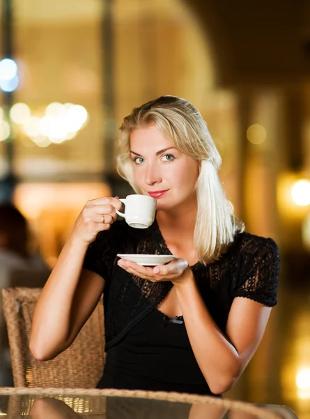 아름다운 젊은 여인 이 커피를 마시고 있다 — 스톡 사진