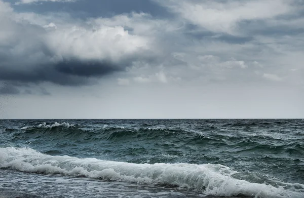 Big ocean wave breaking the shore — Stock Photo, Image