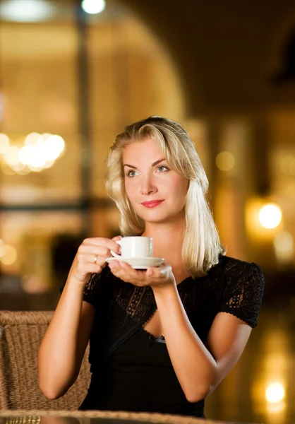 아름다운 젊은 여인 이 커피를 마시고 있다 — 스톡 사진