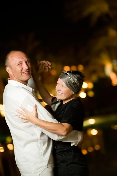 Пара средних лет танцует вальс — стоковое фото