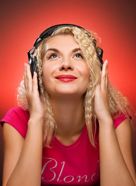 金髪の女性が、音楽を聴く — ストック写真