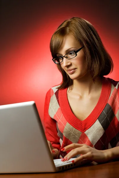 Mulher bonita trabalhando em seu laptop — Fotografia de Stock