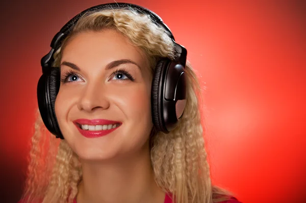 Blonde Frau hört Musik — Stockfoto