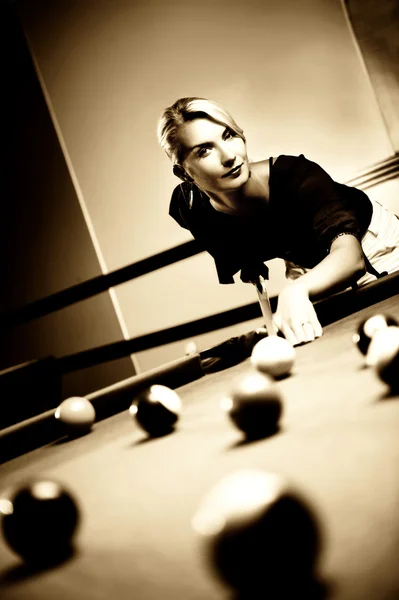 Beautiful woman playing billiards — Stock Photo, Image