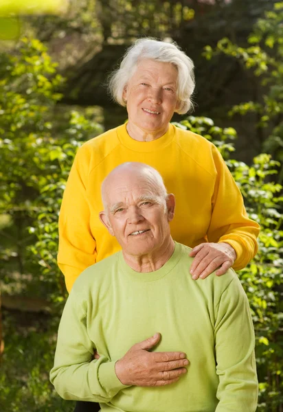 Coppia di anziani innamorati — Foto Stock