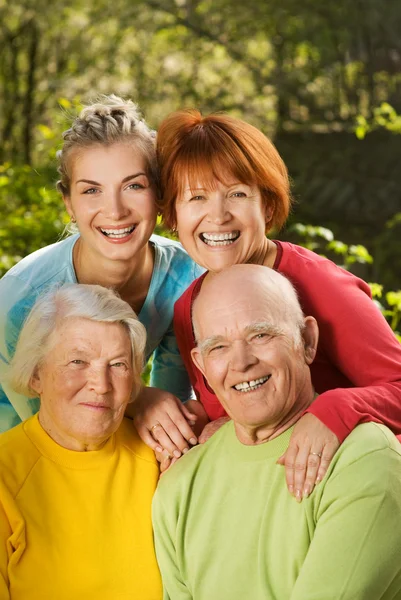 Äldre par med sin familj — Stockfoto