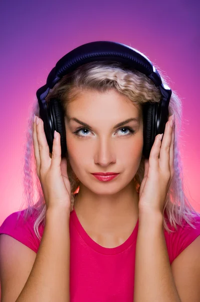 Mulher bonita DJ em fones de ouvido — Fotografia de Stock