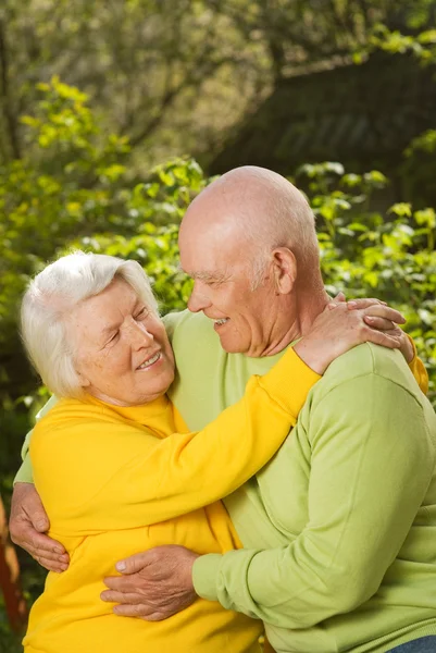 Starszy para zakochanych na zewnątrz — Zdjęcie stockowe