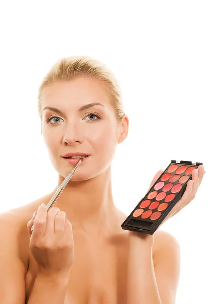 Schöne Frau mit Lippenstift-Palette — Stockfoto