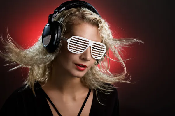 Snygg blond kvinna med shutter glasögon — Stockfoto
