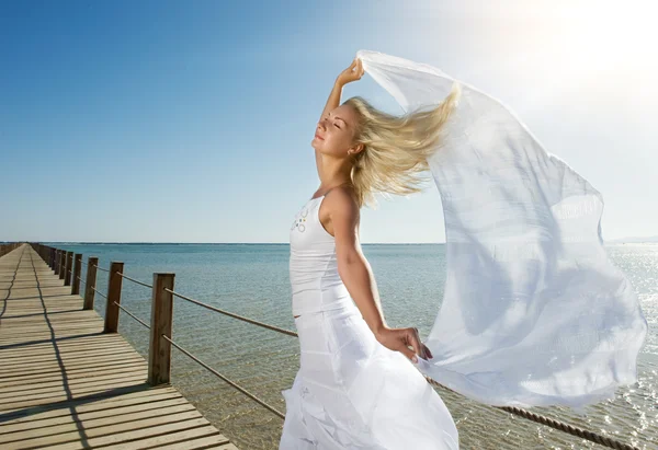 白いショールを持つ女性 — ストック写真
