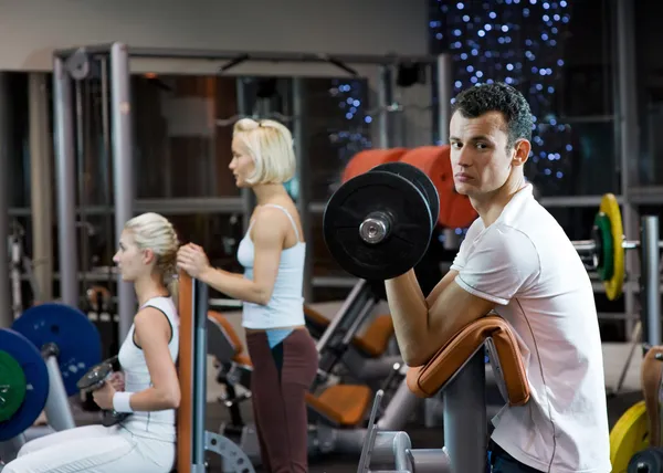 Gruppe von Workout in einem Fitnessstudio — Stockfoto