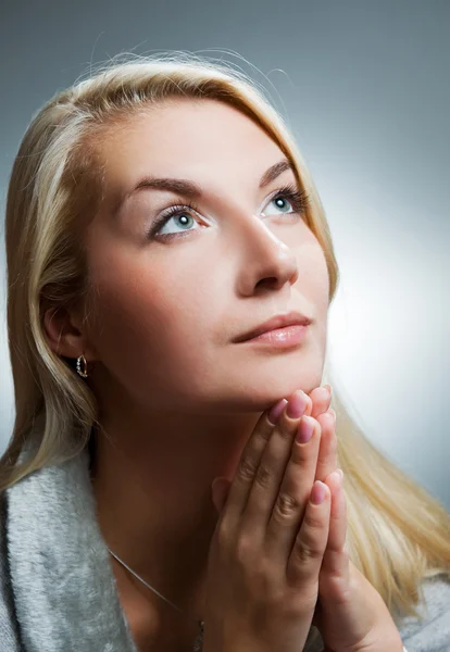 若い女性の祈り — ストック写真