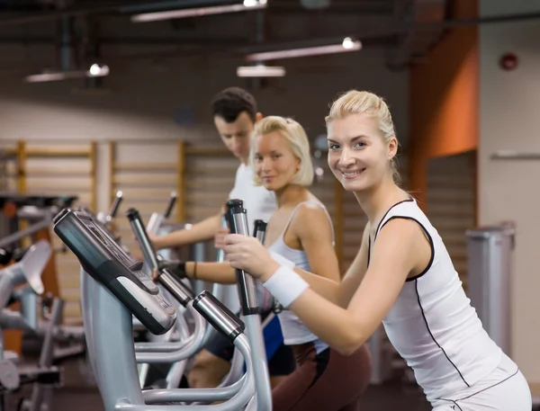 Grupp av jogging i ett gym — Stockfoto