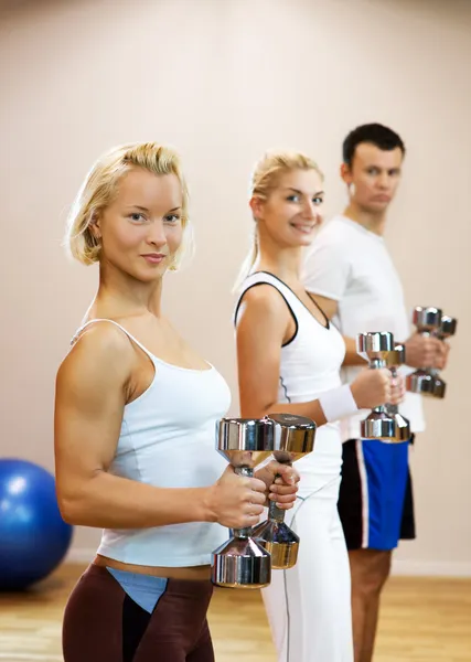 Ομάδα κάνει άσκηση γυμναστήριο — Φωτογραφία Αρχείου
