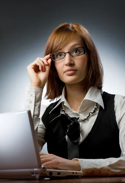 在笔记本电脑上工作的年轻女人 — 图库照片