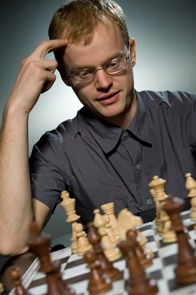 Mestre de xadrez atencioso — Fotografia de Stock