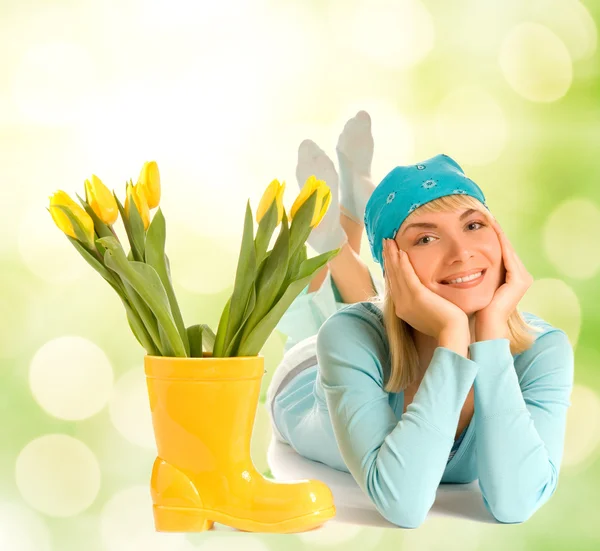 Beautiful teenager with spring flowers — Stock Photo, Image