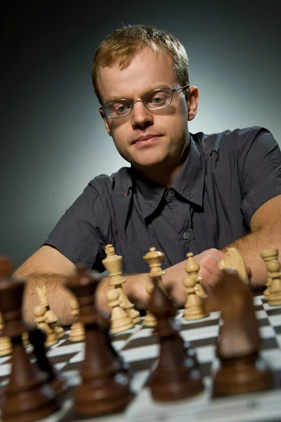 Maître d'échecs réfléchi — Photo