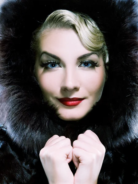 Beautiful woman in winter fur coat — Stock Photo, Image