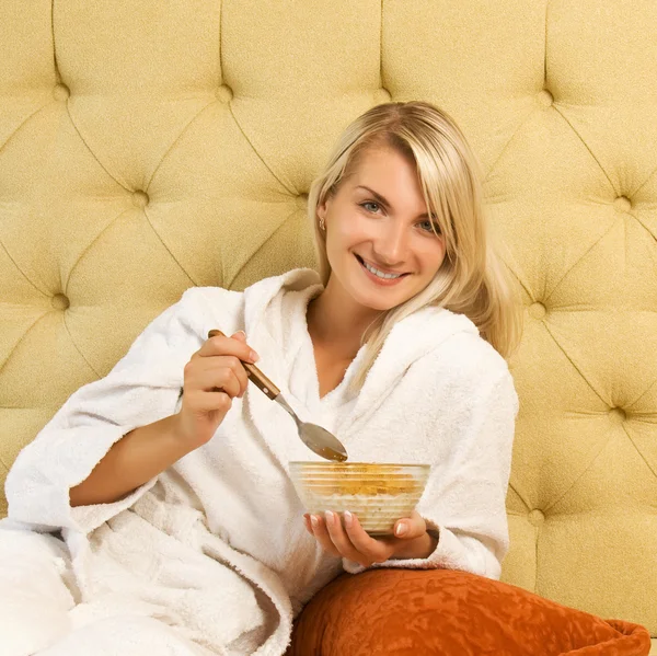 美しい女性はベッドで朝食を持っています。 — ストック写真