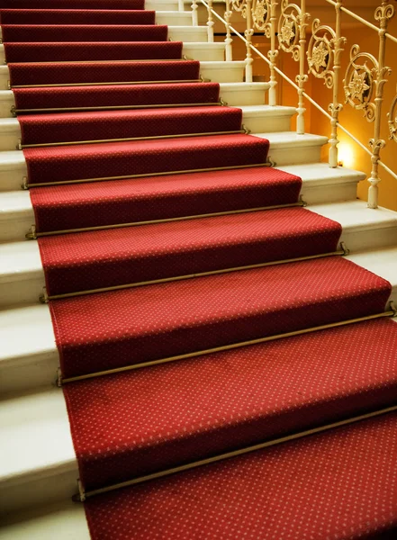 铺着红地毯的楼梯 — 图库照片
