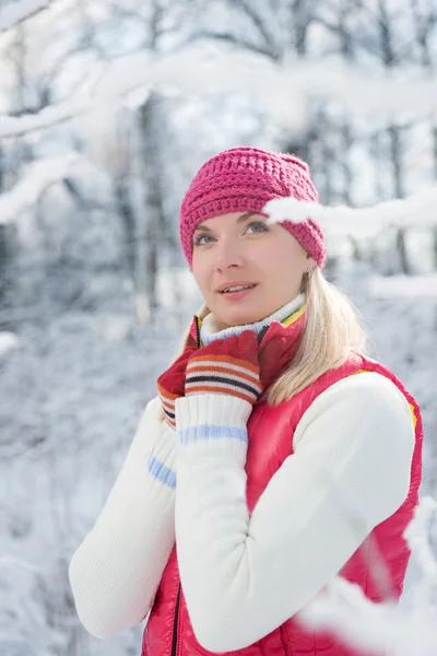Όμορφη νεαρή γυναίκα στο χειμερινό δάσος — Φωτογραφία Αρχείου