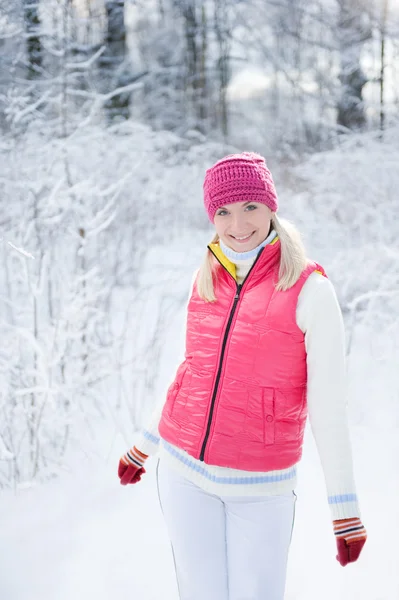 Vacker ung kvinna i vinterskogen — Stockfoto