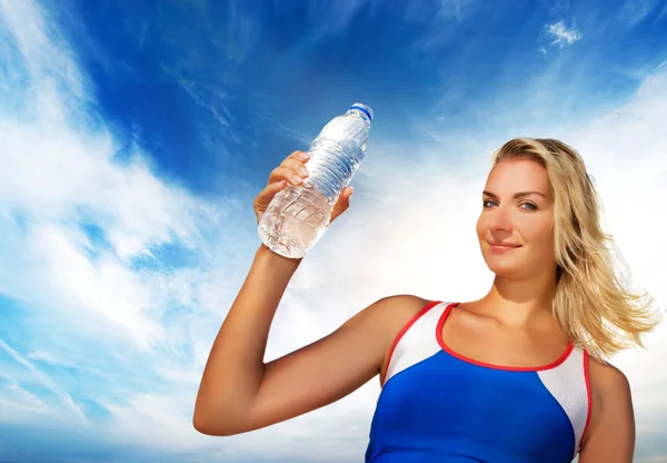 Женщина пьет воду после фитнеса — стоковое фото