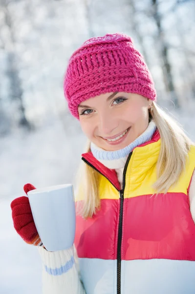 Frau trinkt heißen Tee im Freien — Stockfoto