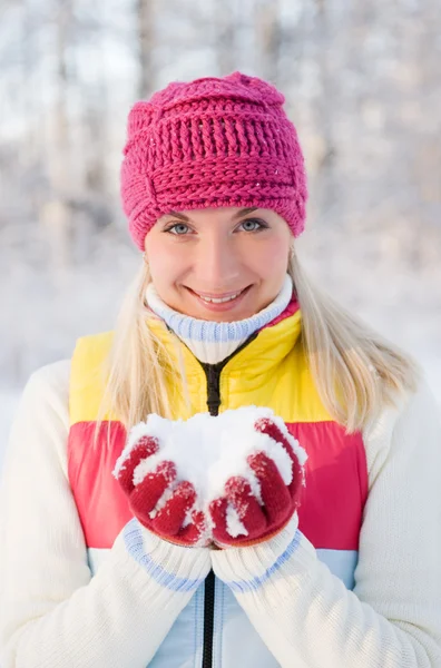 Schöne Frau spielt mit Schnee — Stockfoto