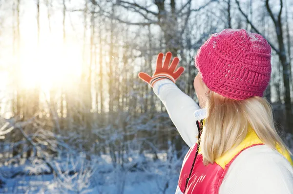Junge Frau winkt dem Winter zu — Stockfoto