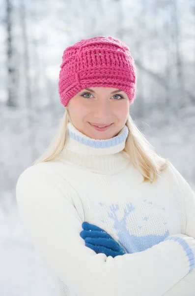 Krásná mladá žena v zimním lese — Stock fotografie