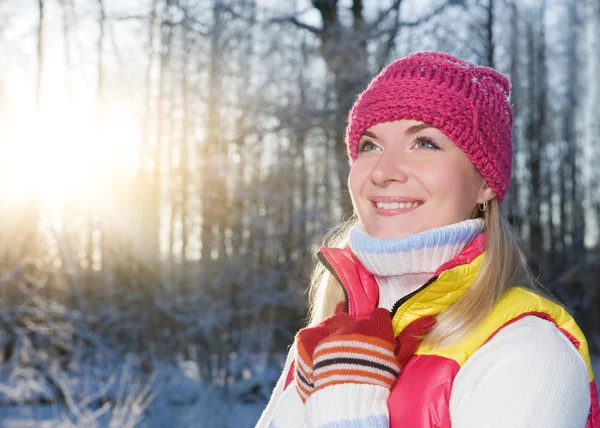 Gyönyörű fiatal nő a téli erdőben — Stock Fotó