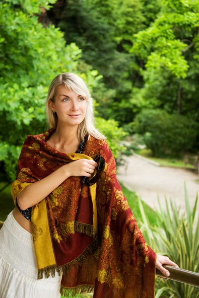 Schöne blonde Frau im Freien — Stockfoto