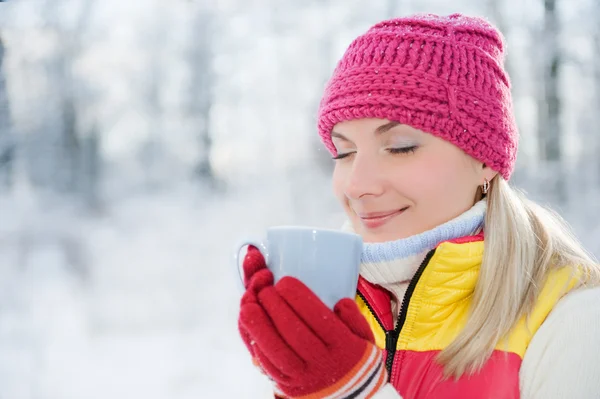 Kvinna dricker varmt te utomhus — Stockfoto