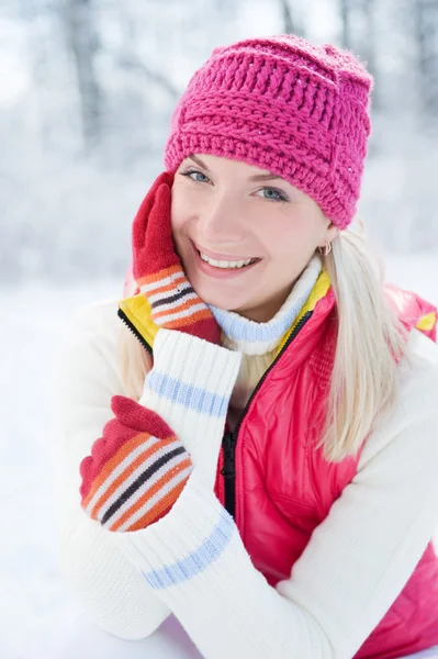 Hezká mladá žena zimní potrait — Stock fotografie