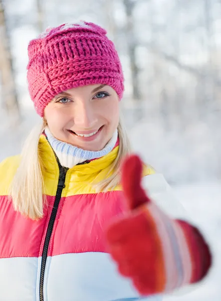 Gelukkig jonge vrouw in winter kleding — Stockfoto