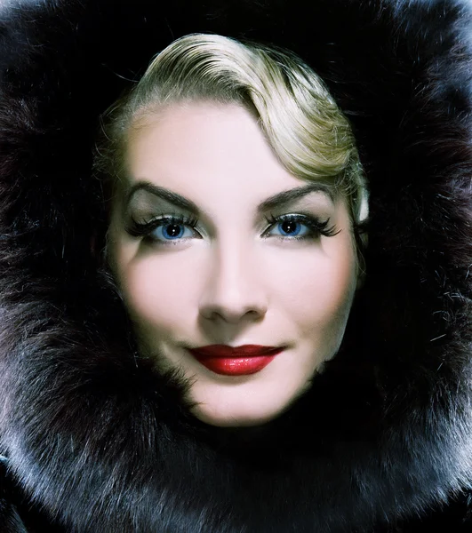 Mujer hermosa en abrigo de piel de invierno — Foto de Stock