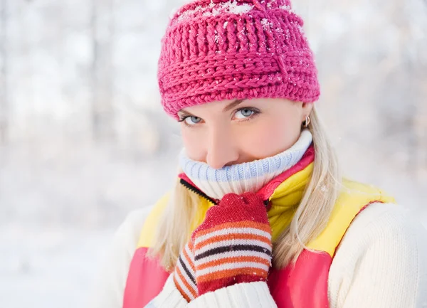 Mujer congelada en ropa de invierno — Foto de Stock
