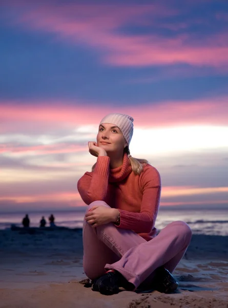 Mladá žena relaxaci na pláži — Stock fotografie