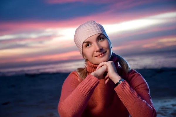 Fiatal nő pihentető a strandon — Stock Fotó