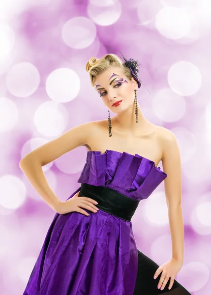 Gyönyörű nő lila ruhában. — Stock Fotó