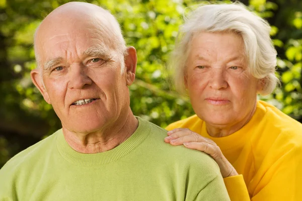 愛屋外で年配のカップル — ストック写真