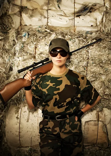 Женщина-солдат со снайперской винтовкой — стоковое фото