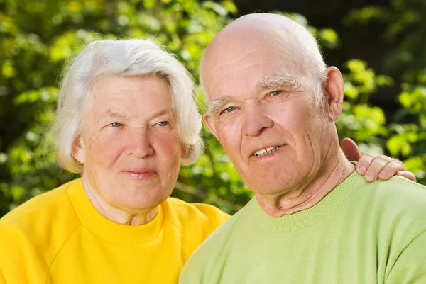 Starszy para zakochanych na zewnątrz — Zdjęcie stockowe