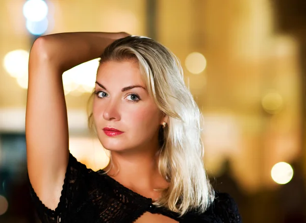 Vacker blond kvinna närbild porträtt — Stockfoto