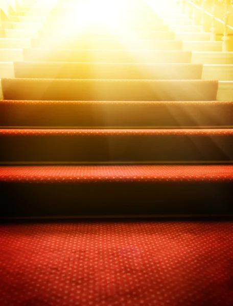 Лестницы покрыты красной ковровой дорожкой — стоковое фото